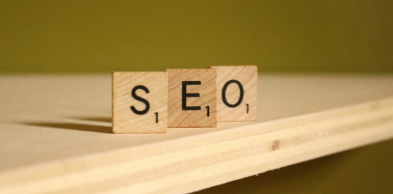 a wooden block that says seo on it